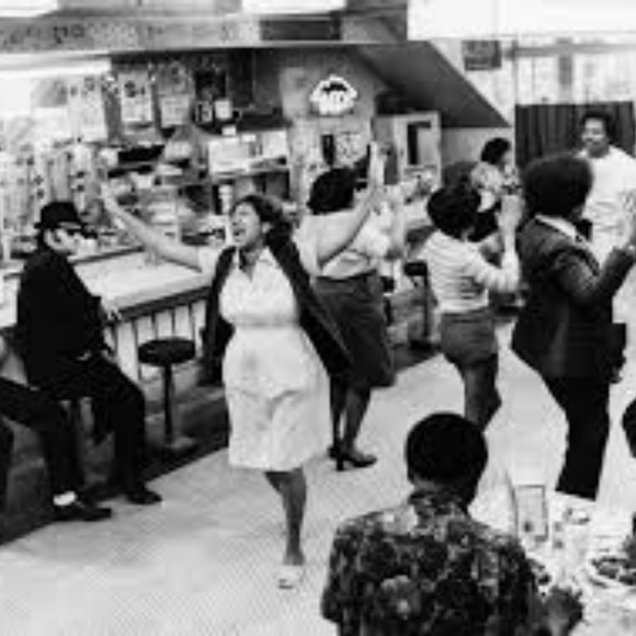 Meet your Posher, Chloe - Picture 4 of 7